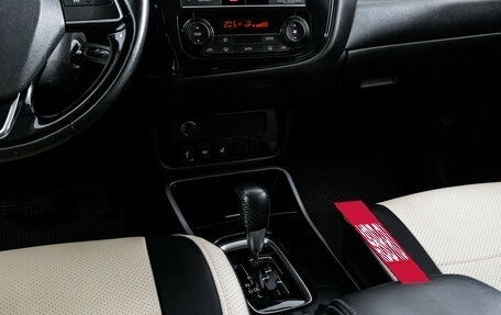 Mitsubishi Outlander III рестайлинг 3, 2018 год, 2 099 000 рублей, 12 фотография
