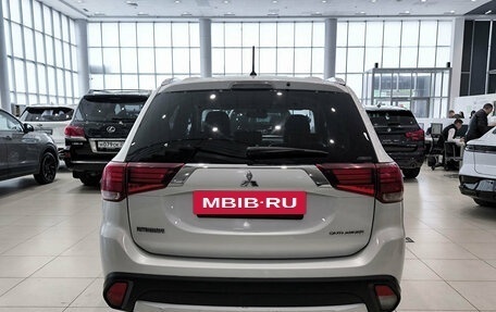 Mitsubishi Outlander III рестайлинг 3, 2015 год, 1 750 000 рублей, 10 фотография