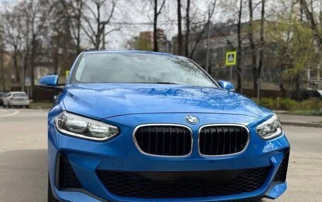 BMW 1 серия, 2022 год, 1 850 000 рублей, 1 фотография