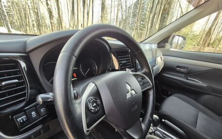 Mitsubishi Outlander III рестайлинг 3, 2013 год, 1 000 000 рублей, 3 фотография