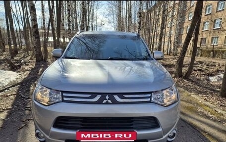 Mitsubishi Outlander III рестайлинг 3, 2013 год, 1 000 000 рублей, 13 фотография