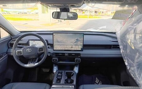 Toyota RAV4, 2025 год, 3 650 000 рублей, 7 фотография