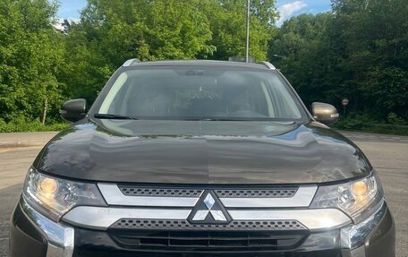 Mitsubishi Outlander III рестайлинг 3, 2019 год, 2 500 000 рублей, 2 фотография