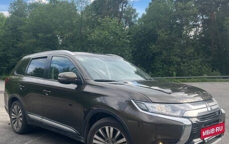 Mitsubishi Outlander III рестайлинг 3, 2019 год, 2 500 000 рублей, 7 фотография