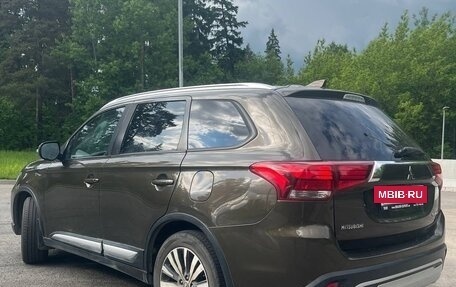 Mitsubishi Outlander III рестайлинг 3, 2019 год, 2 500 000 рублей, 5 фотография