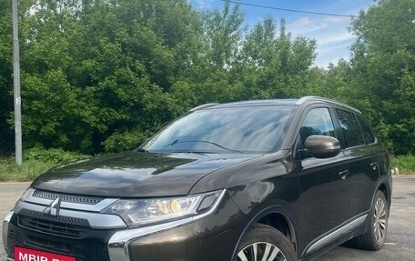 Mitsubishi Outlander III рестайлинг 3, 2019 год, 2 500 000 рублей, 8 фотография