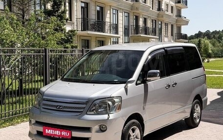Toyota Noah III, 2007 год, 990 000 рублей, 1 фотография