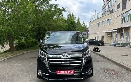 Toyota Granvia, 2023 год, 8 950 000 рублей, 1 фотография