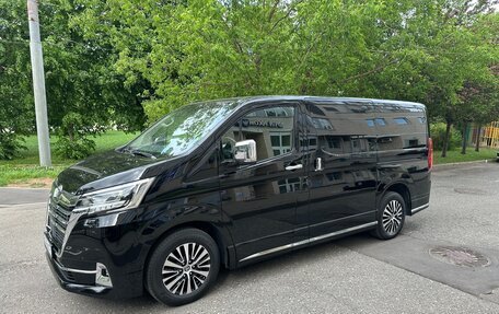 Toyota Granvia, 2023 год, 8 950 000 рублей, 2 фотография