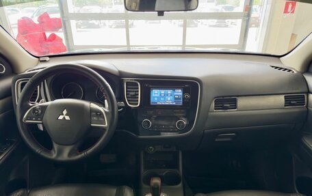 Mitsubishi Outlander III рестайлинг 3, 2013 год, 1 389 900 рублей, 10 фотография
