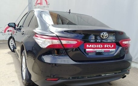 Toyota Camry, 2018 год, 1 999 000 рублей, 6 фотография