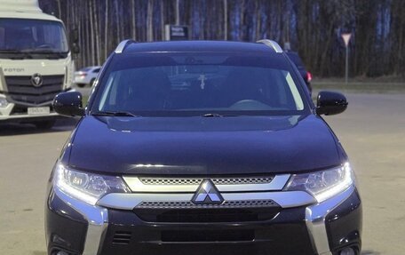 Mitsubishi Outlander III рестайлинг 3, 2021 год, 2 100 000 рублей, 2 фотография
