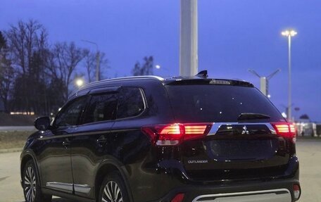 Mitsubishi Outlander III рестайлинг 3, 2021 год, 2 100 000 рублей, 9 фотография