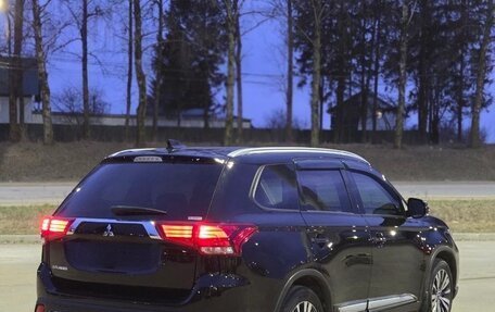 Mitsubishi Outlander III рестайлинг 3, 2021 год, 2 100 000 рублей, 10 фотография