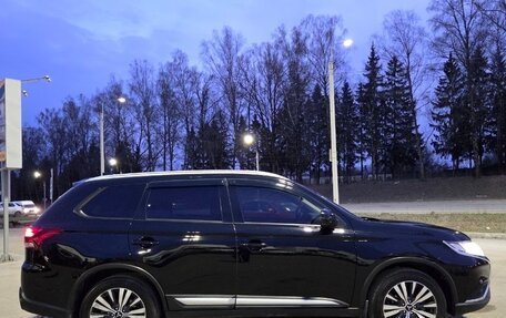Mitsubishi Outlander III рестайлинг 3, 2021 год, 2 100 000 рублей, 4 фотография