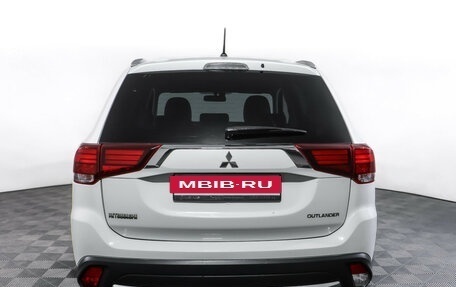 Mitsubishi Outlander III рестайлинг 3, 2015 год, 1 890 000 рублей, 7 фотография