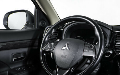 Mitsubishi Outlander III рестайлинг 3, 2015 год, 1 890 000 рублей, 14 фотография