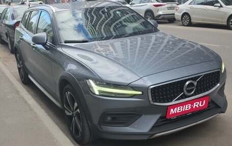 Volvo V60 Cross Country II, 2019 год, 3 900 000 рублей, 1 фотография