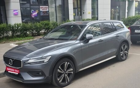 Volvo V60 Cross Country II, 2019 год, 3 900 000 рублей, 7 фотография