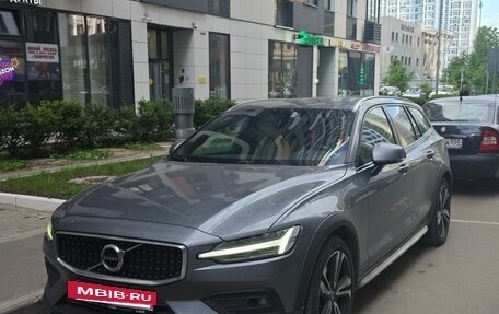 Volvo V60 Cross Country II, 2019 год, 3 900 000 рублей, 2 фотография