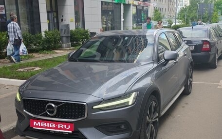 Volvo V60 Cross Country II, 2019 год, 3 900 000 рублей, 4 фотография