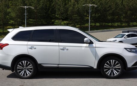 Mitsubishi Outlander III рестайлинг 3, 2019 год, 2 849 000 рублей, 4 фотография
