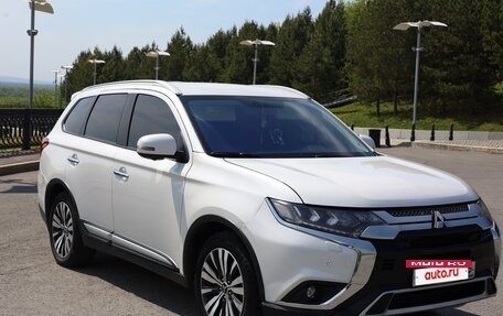 Mitsubishi Outlander III рестайлинг 3, 2019 год, 2 849 000 рублей, 3 фотография