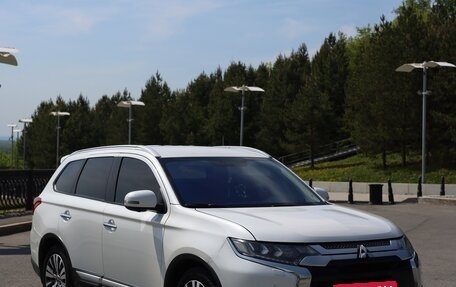 Mitsubishi Outlander III рестайлинг 3, 2019 год, 2 849 000 рублей, 2 фотография