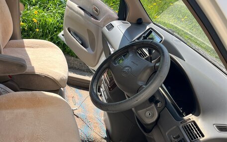 Toyota Ipsum II, 2001 год, 620 000 рублей, 16 фотография