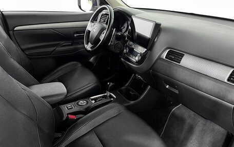 Mitsubishi Outlander III рестайлинг 3, 2014 год, 1 699 000 рублей, 12 фотография