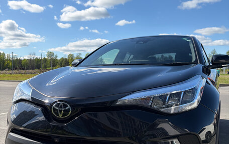 Toyota C-HR I рестайлинг, 2022 год, 2 400 000 рублей, 2 фотография