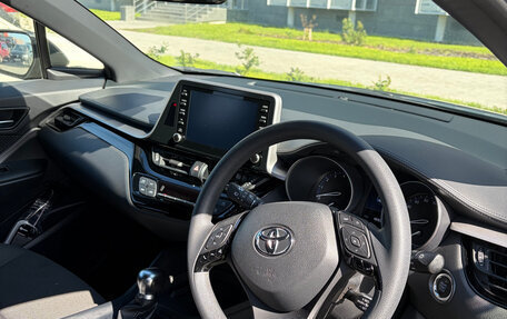 Toyota C-HR I рестайлинг, 2022 год, 2 400 000 рублей, 9 фотография