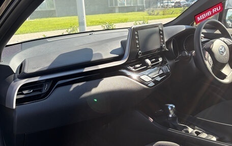 Toyota C-HR I рестайлинг, 2022 год, 2 400 000 рублей, 8 фотография