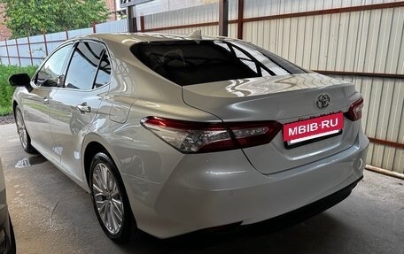 Toyota Camry, 2020 год, 3 180 000 рублей, 2 фотография