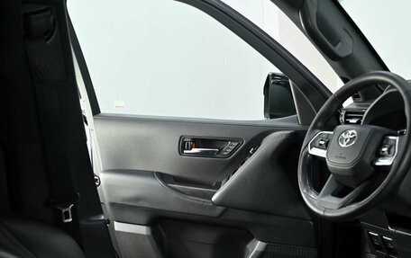 Toyota Land Cruiser, 2023 год, 10 290 000 рублей, 21 фотография
