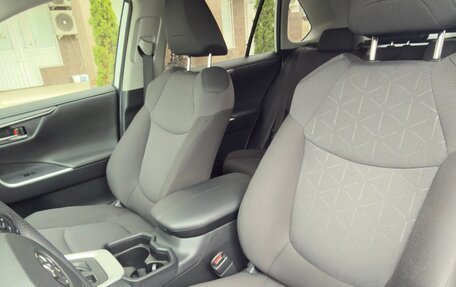 Toyota RAV4, 2019 год, 2 700 000 рублей, 21 фотография