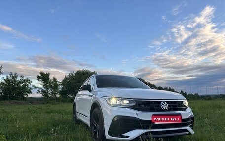 Volkswagen Tiguan II, 2021 год, 3 550 000 рублей, 2 фотография