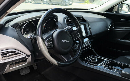 Jaguar XE I рестайлинг, 2016 год, 1 990 000 рублей, 13 фотография