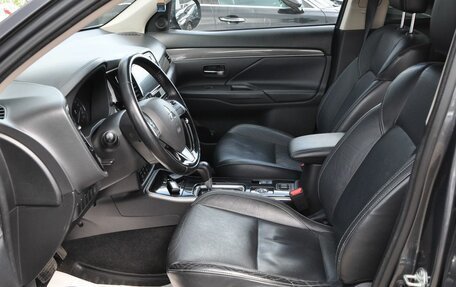 Mitsubishi Outlander III рестайлинг 3, 2019 год, 2 360 000 рублей, 10 фотография