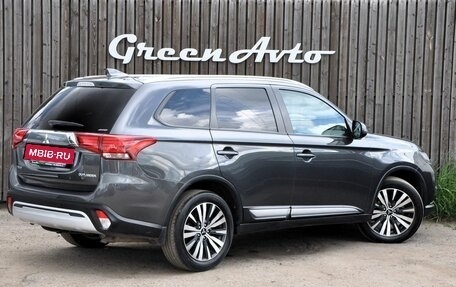 Mitsubishi Outlander III рестайлинг 3, 2019 год, 2 360 000 рублей, 5 фотография
