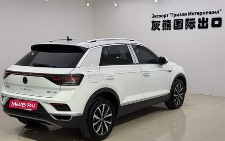 Volkswagen T-Roc I, 2023 год, 1 665 000 рублей, 7 фотография