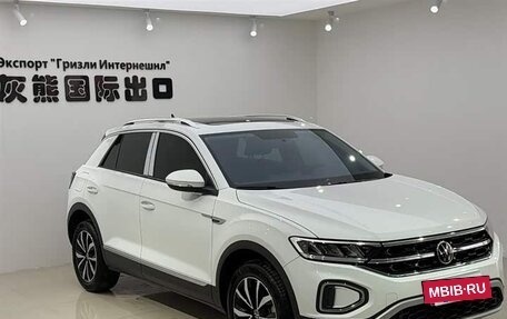 Volkswagen T-Roc I, 2023 год, 1 665 000 рублей, 2 фотография