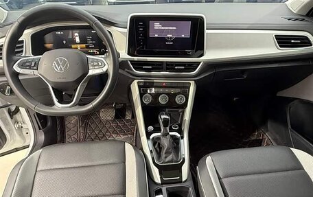 Volkswagen T-Roc I, 2023 год, 1 665 000 рублей, 10 фотография