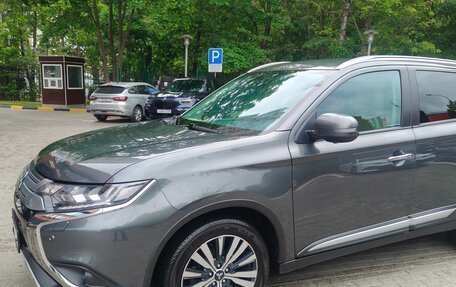 Mitsubishi Outlander III рестайлинг 3, 2021 год, 2 500 000 рублей, 1 фотография