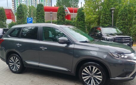 Mitsubishi Outlander III рестайлинг 3, 2021 год, 2 500 000 рублей, 2 фотография