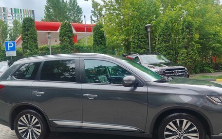 Mitsubishi Outlander III рестайлинг 3, 2021 год, 2 500 000 рублей, 10 фотография
