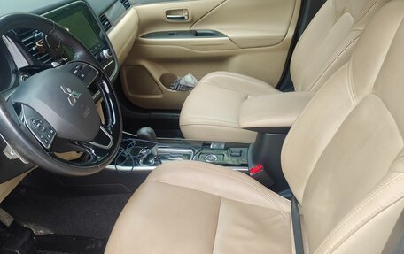 Mitsubishi Outlander III рестайлинг 3, 2021 год, 2 500 000 рублей, 7 фотография