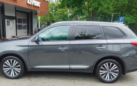 Mitsubishi Outlander III рестайлинг 3, 2021 год, 2 500 000 рублей, 9 фотография