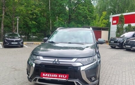 Mitsubishi Outlander III рестайлинг 3, 2021 год, 2 500 000 рублей, 11 фотография