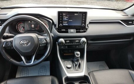 Toyota RAV4, 2021 год, 4 050 000 рублей, 8 фотография